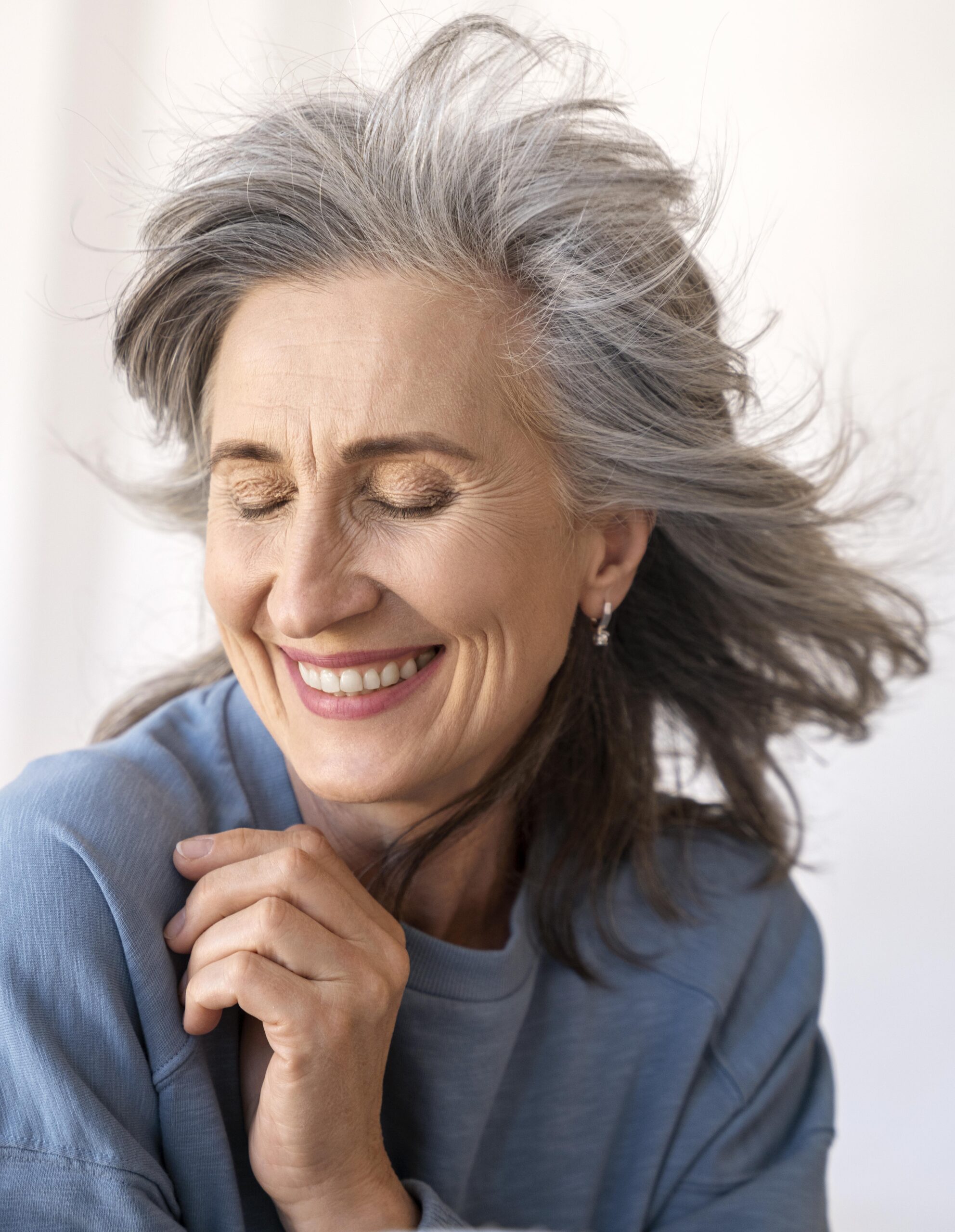 Tipps helfen dir, dein graues oder weißes Haar optimal zu pflegen